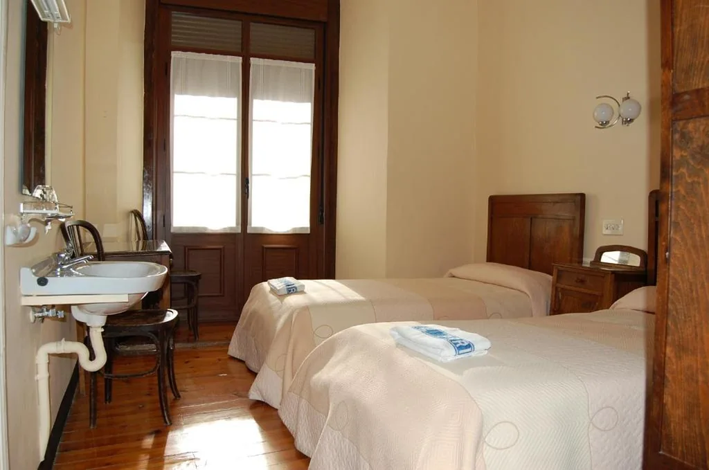 Chambre lits jumeaux avec lit supplémentaire - 3 lits — Hostal Paris