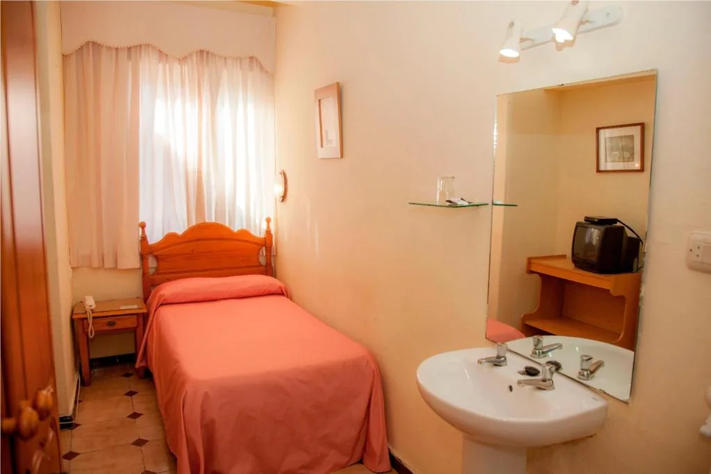 Eenpersoonskamer met gedeelde badkamer — Hostal París