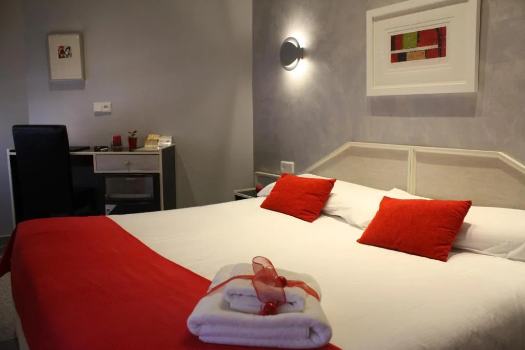 Chambre avec grand lit — Hostal Paris