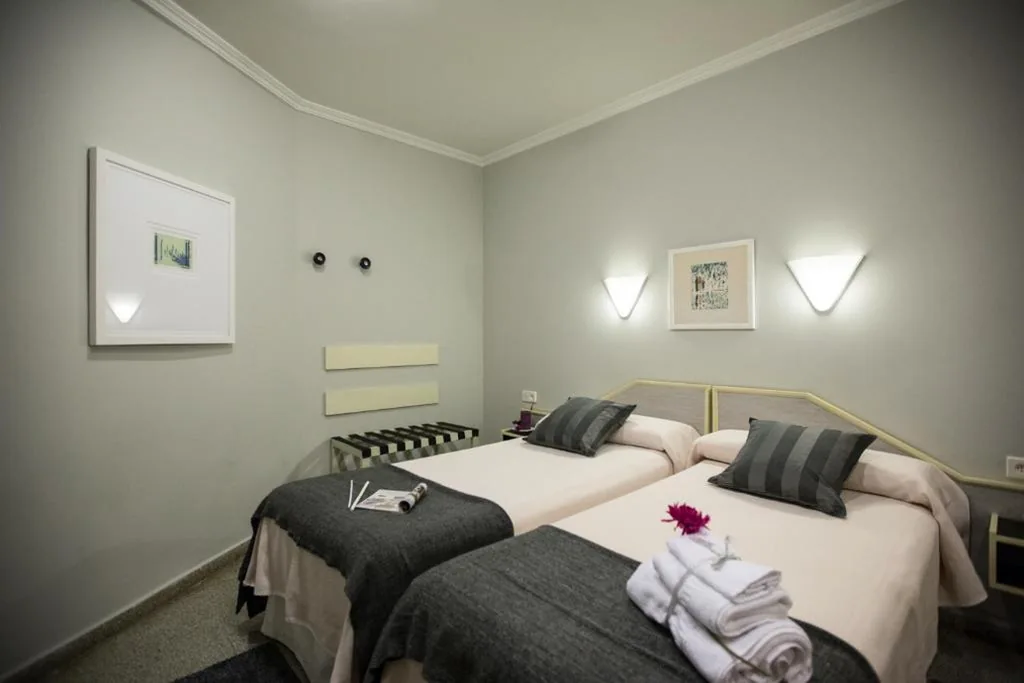 Chambre double avec lit d’appoint - 2 lits — Hostal Paris