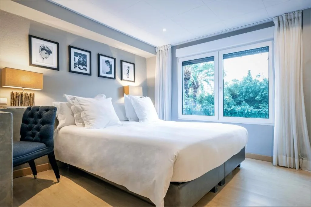Habitación con cama grande — Hostal Parque Ibiza