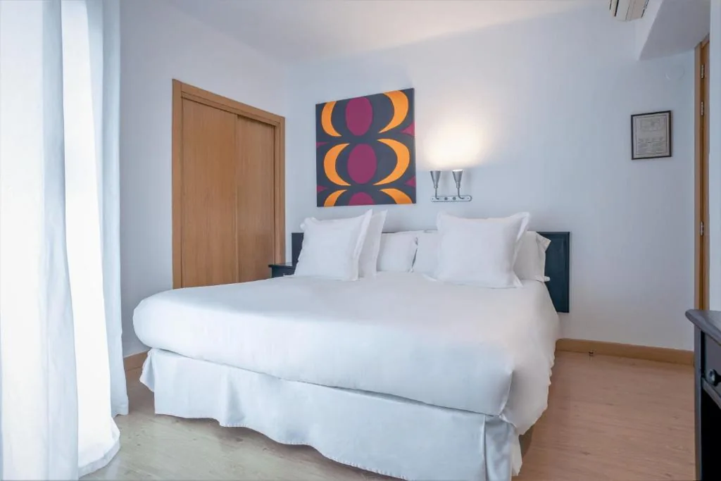 Habitación Doble con balcón — Hostal Parque Ibiza