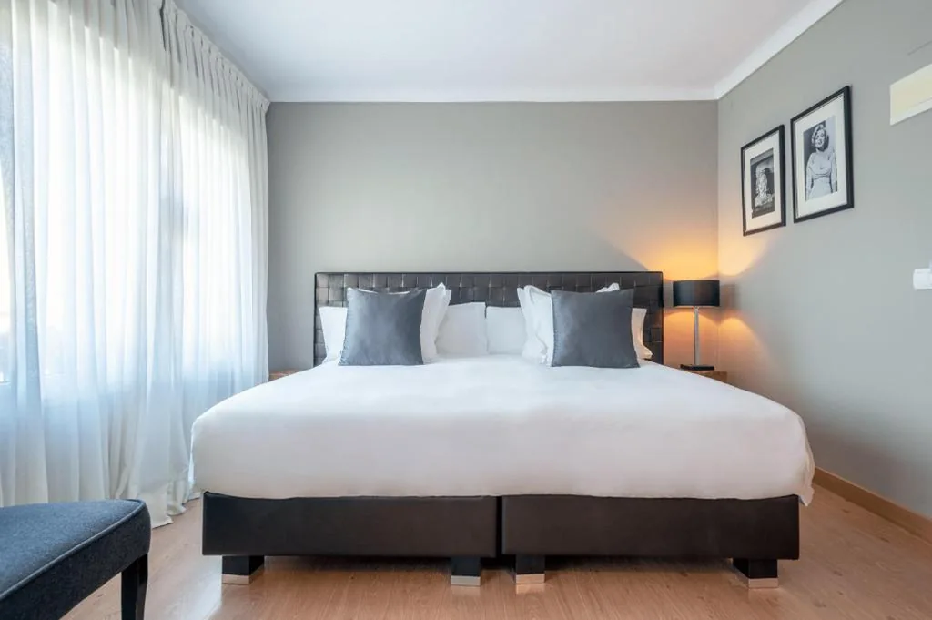 Habitación Superior con cama extragrande — Hostal Parque Ibiza