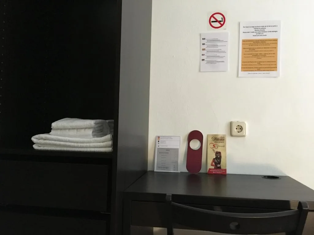 Tweepersoonskamer met gedeelde badkamer — Hostal Patria Madrid