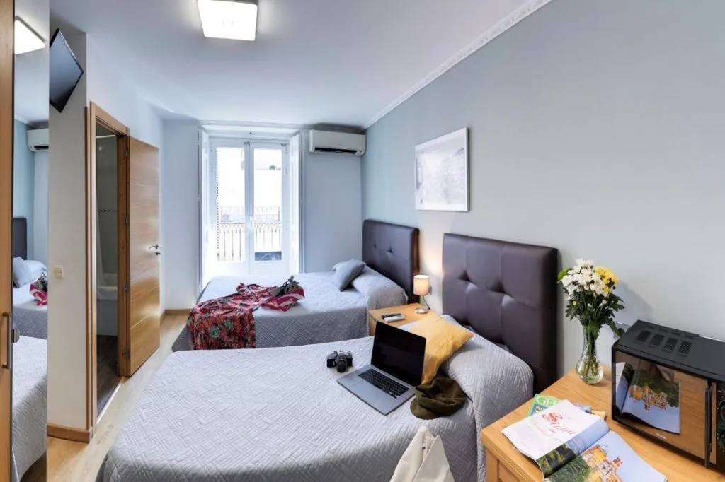 Superior-tweepersoonskamer met balkon — Hostal Patria Madrid