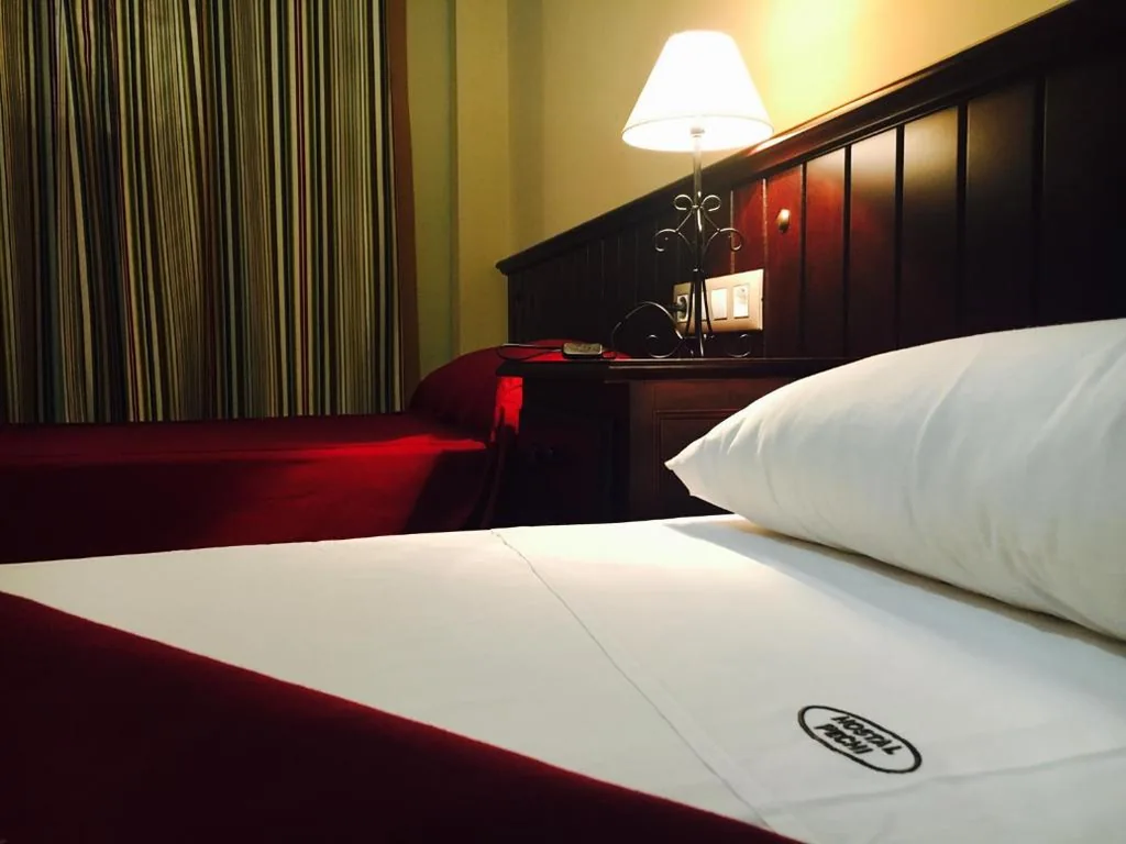 Camera doppia - 1 o 2 letti — Hostal Pechi