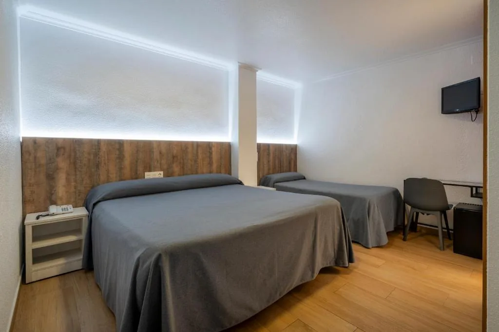 Dreibettzimmer — Hostal Pensimar