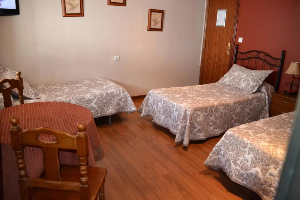 Chambre triple basique — Hostal Pension La Ruta