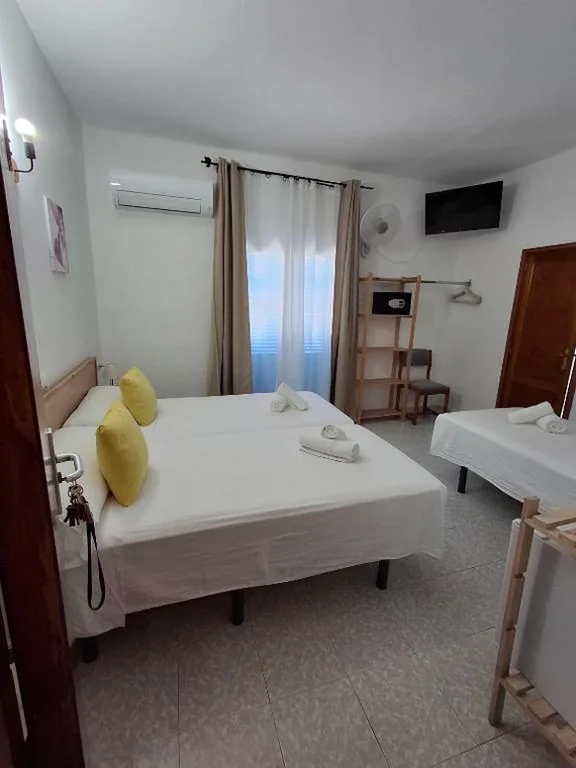 Habitación Triple - 3 camas individuales — Hostal Pepe