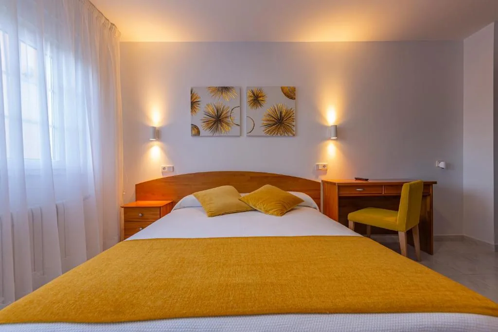 Doppelzimmer mit Terrasse – 1 oder 2 Betten — Hostal Pereiriña