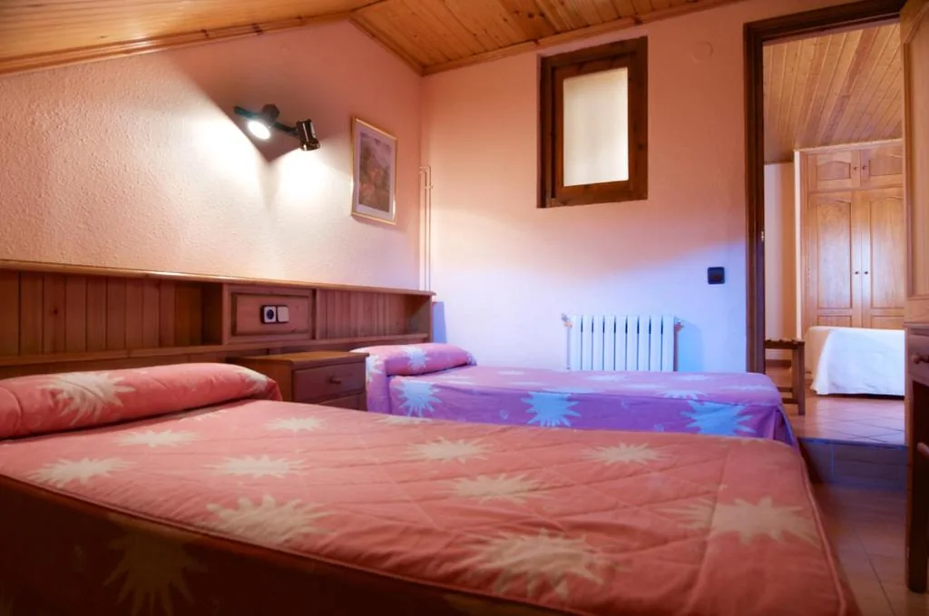 Budget Twin Room — Hostal Pey