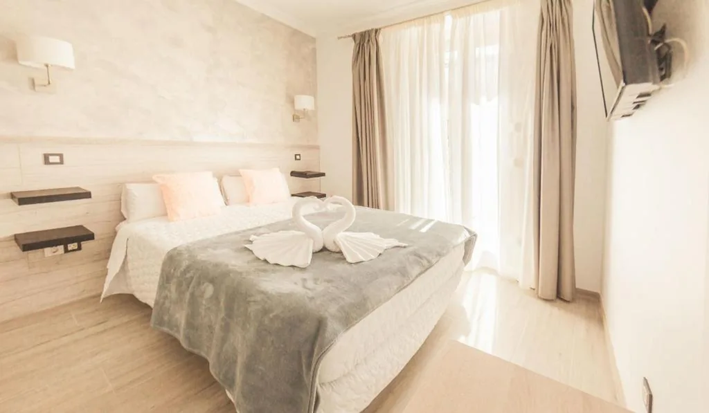 Camera doppia con balcone — Hostal Pio Centro