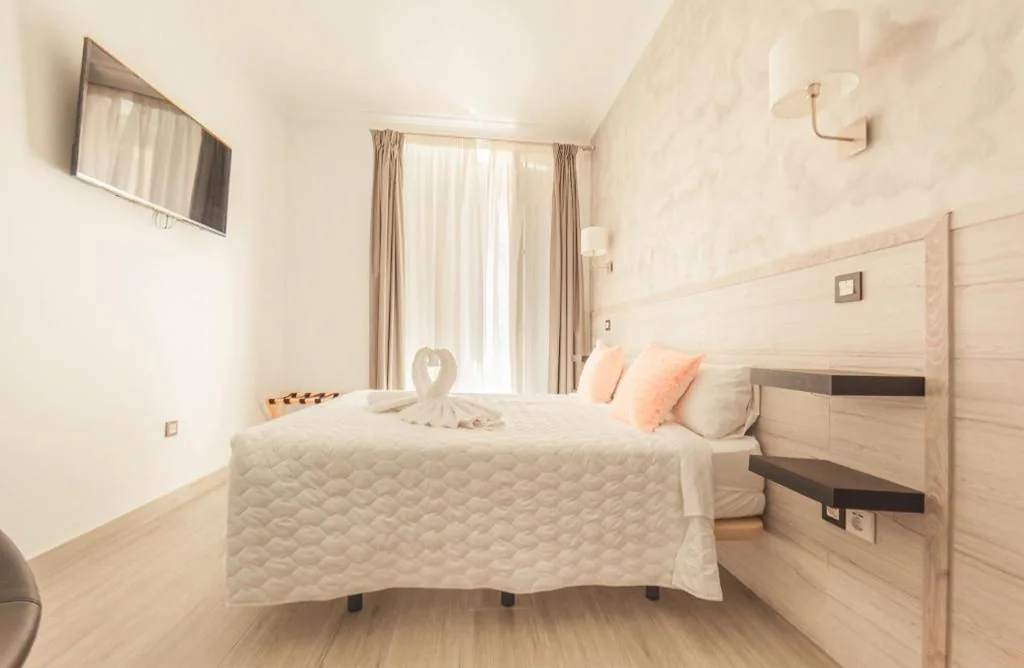 Camera doppia Superior con balcone — Hostal Pio Centro