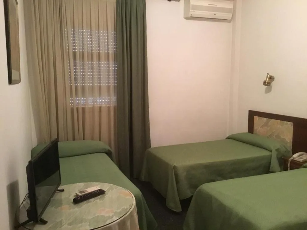 Chambre triple — Hostal Pirineos