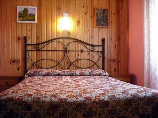 Zimmer mit großem Bett — Hostal Pirineos Sarvisé