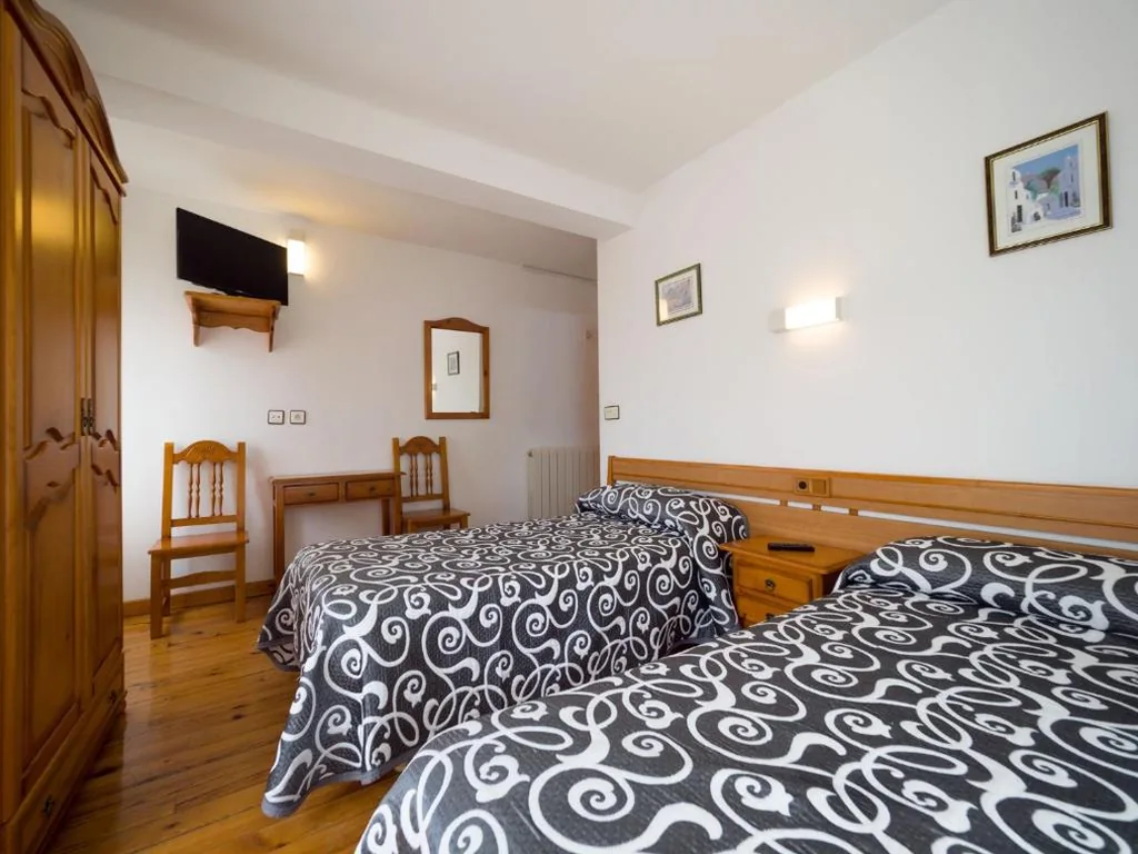 Doppelzimmer mit 2 Einzelbetten — Hostal Pirineos Sarvisé