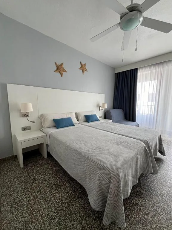 Habitación Doble con baño privado - 2 camas — Hostal Pitiusa