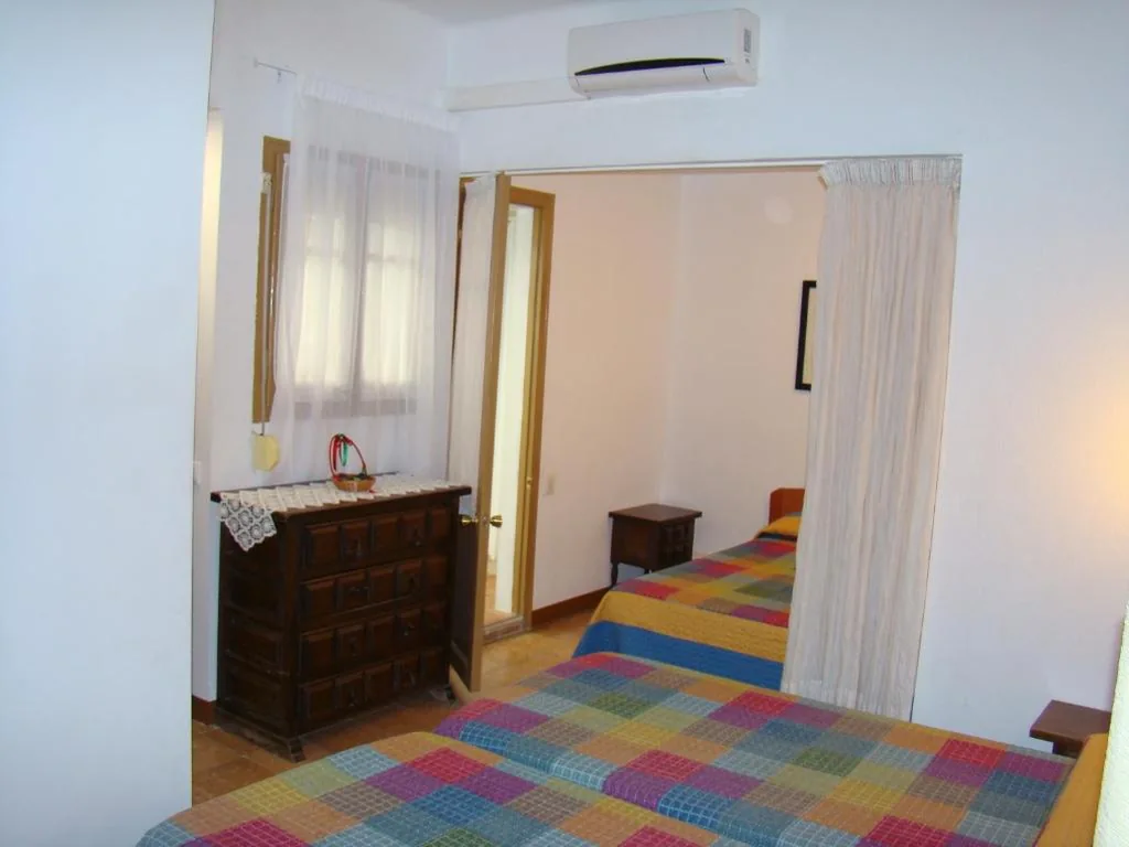 ファミリールーム（大人2名と子ども2名） — Hostal Platja