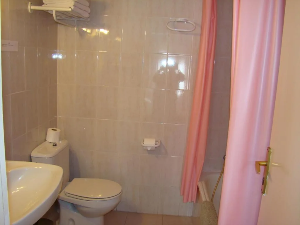 トリプルルーム（大人2名＋子ども1名） — Hostal Platja