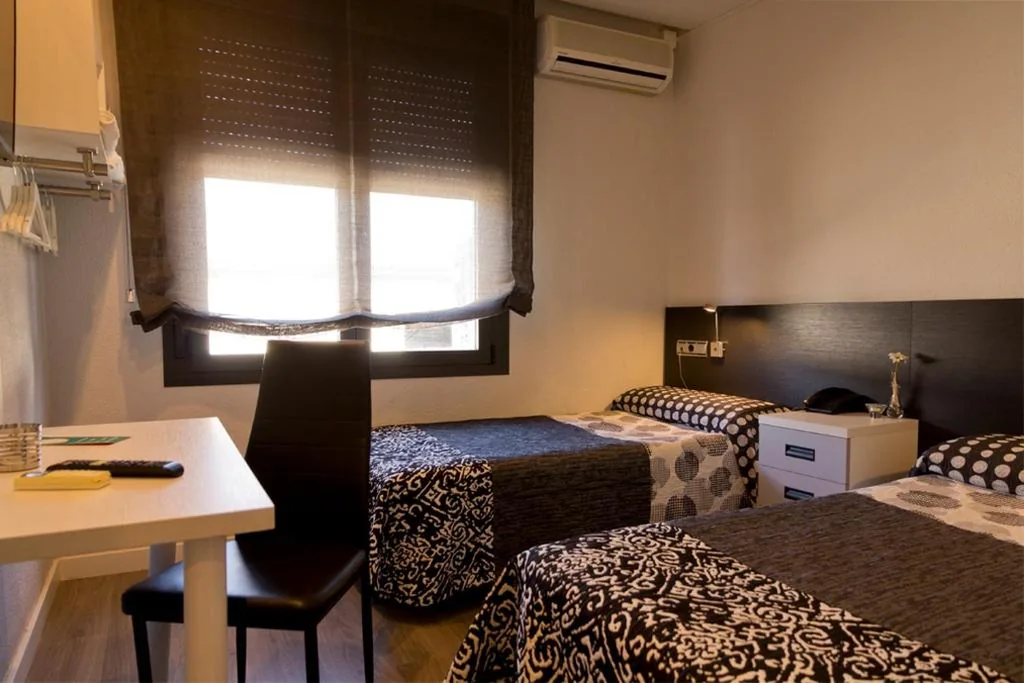Habitación Doble con baño privado - 2 camas — Hostal Plaza