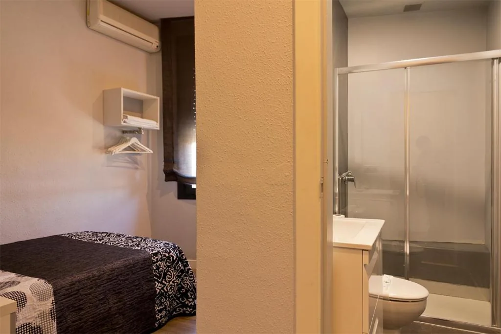 Habitación Individual con baño privado — Hostal Plaza