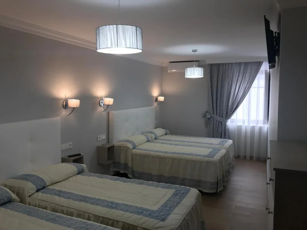 Vierbettzimmer Komfort — Hostal Plaza Damasco