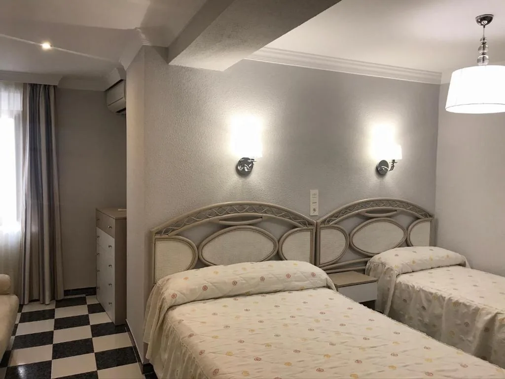 Standard-Vierbettzimmer — Hostal Plaza Damasco