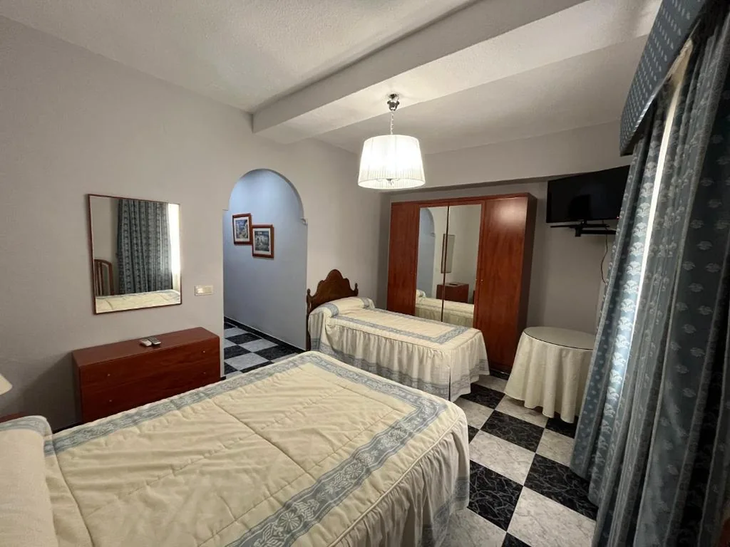 Dreibettzimmer (3 Erwachsene) — Hostal Plaza Damasco
