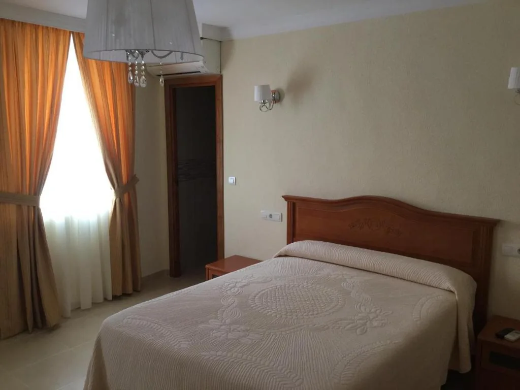 Dreibettzimmer Komfort — Hostal Plaza Damasco