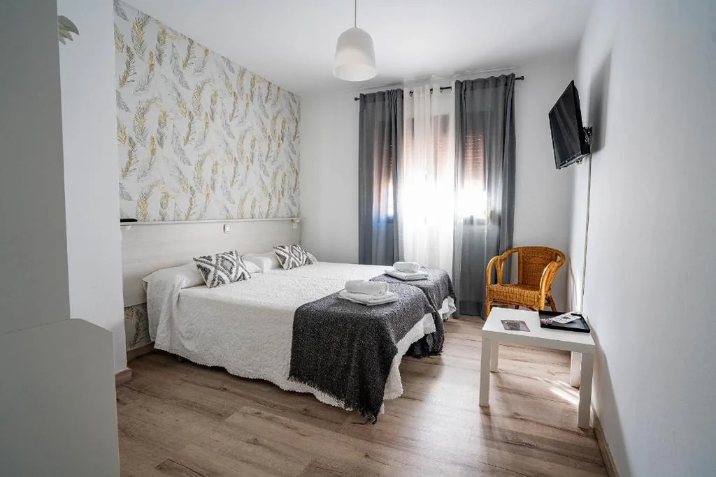 Habitación Doble Económica — Hostal Plaza de Italia