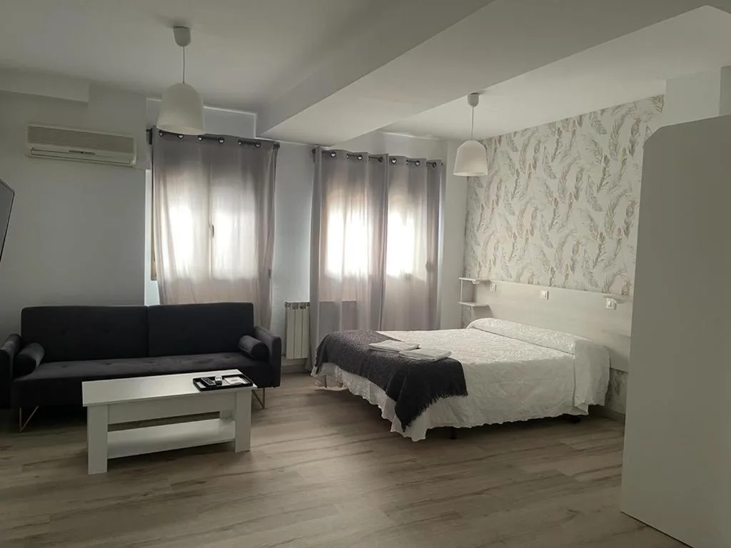 Habitación Triple Superior — Hostal Plaza de Italia
