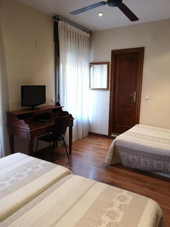 バルコニー付き4人部屋 — Hostal Plaza