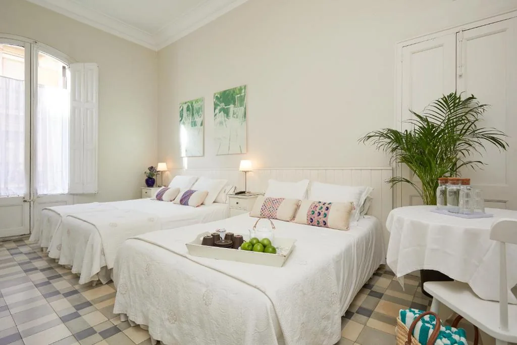 Camera familiare con balcone — Hostal Poblenou