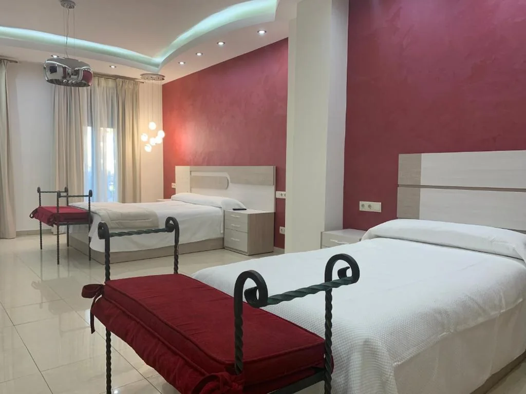 Habitación Triple con vistas a la ciudad — Hostal Poeta Machado