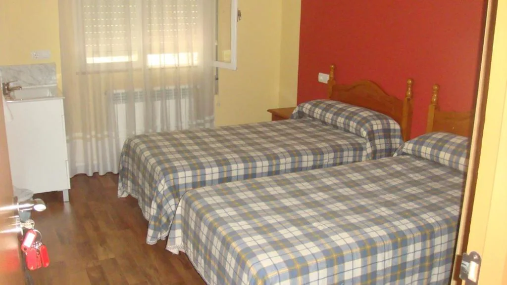 双床间（共用浴室） — Hostal Poncebos