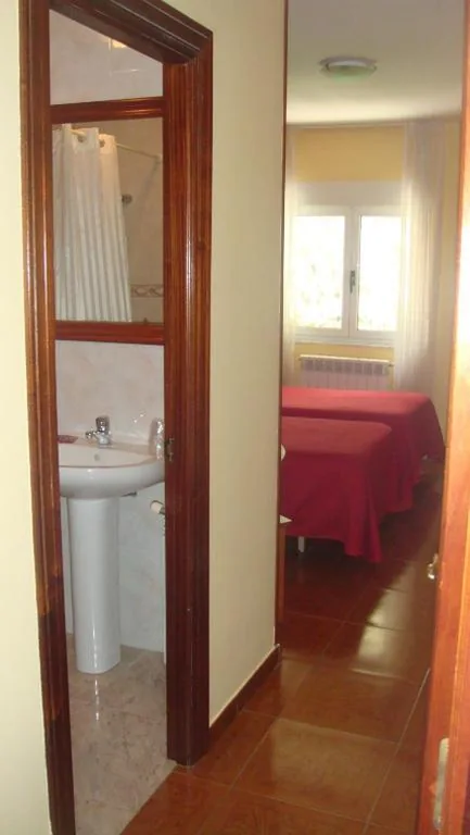 双床间（私人浴室） — Hostal Poncebos
