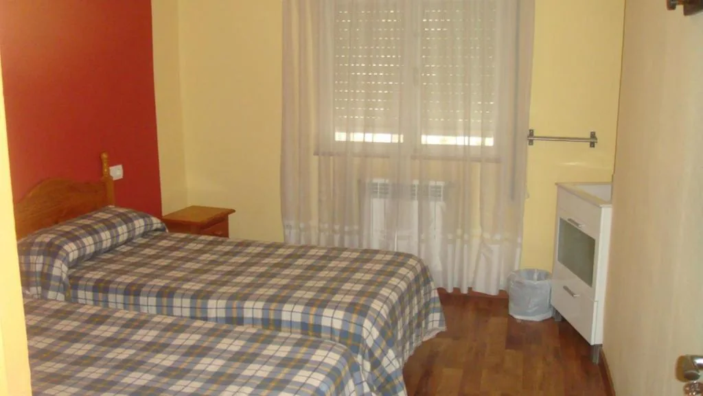 经济单人间（共用浴室） — Hostal Poncebos