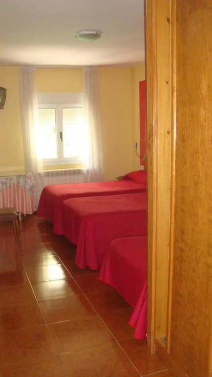 三人间（私人浴室） — Hostal Poncebos