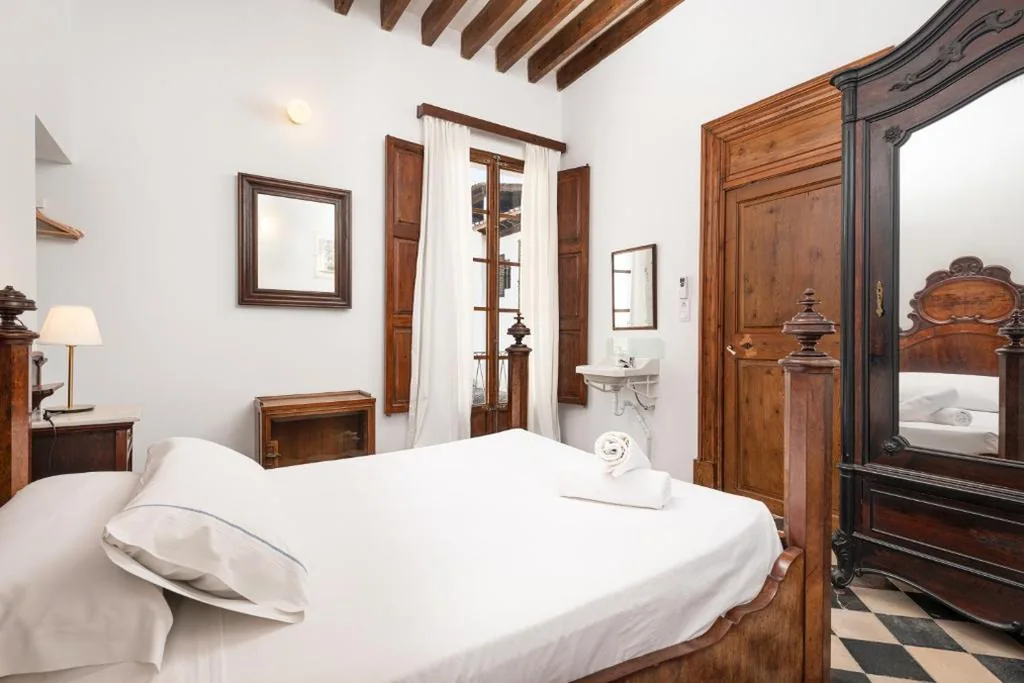 Doppelzimmer mit Gemeinschaftsbad – 2 Betten — Hostal Pons