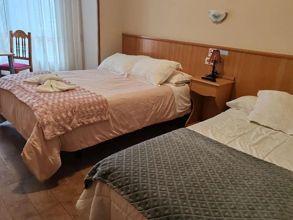 Habitación Doble Deluxe con cama supletoria — Hostal Ponte Dos Santos