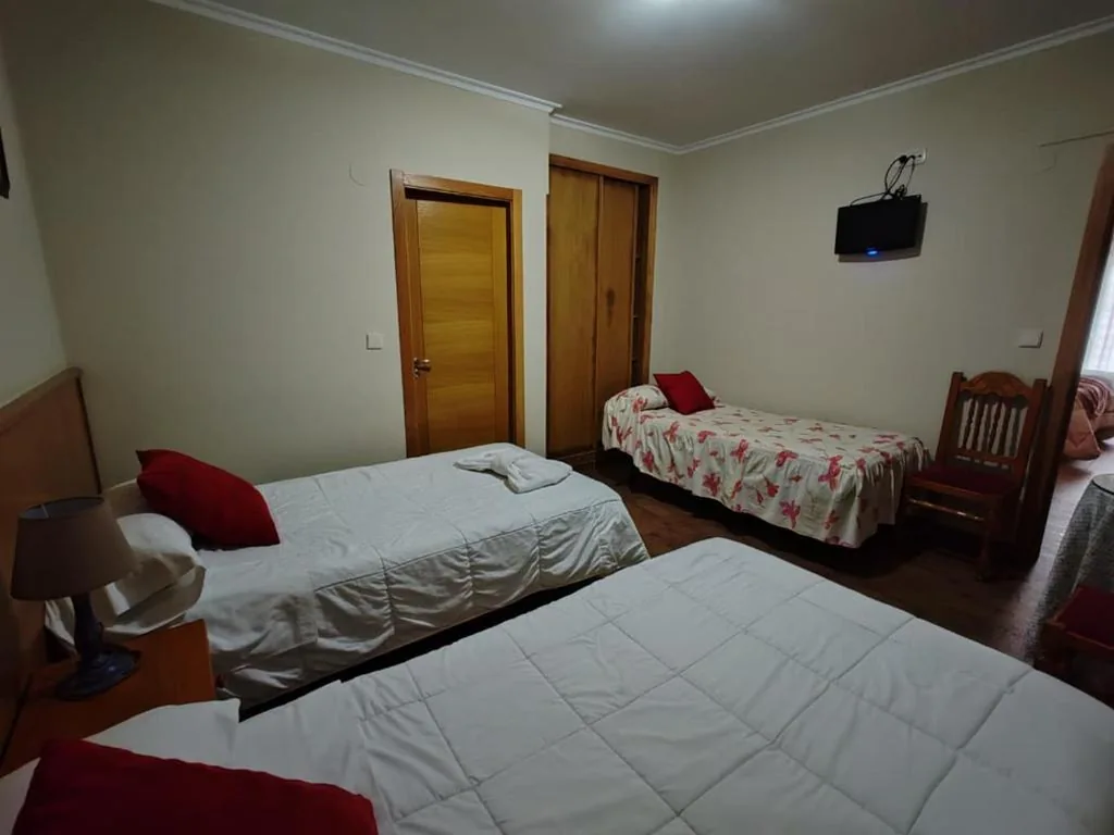 Habitación Triple con baño privado — Hostal Ponte Dos Santos