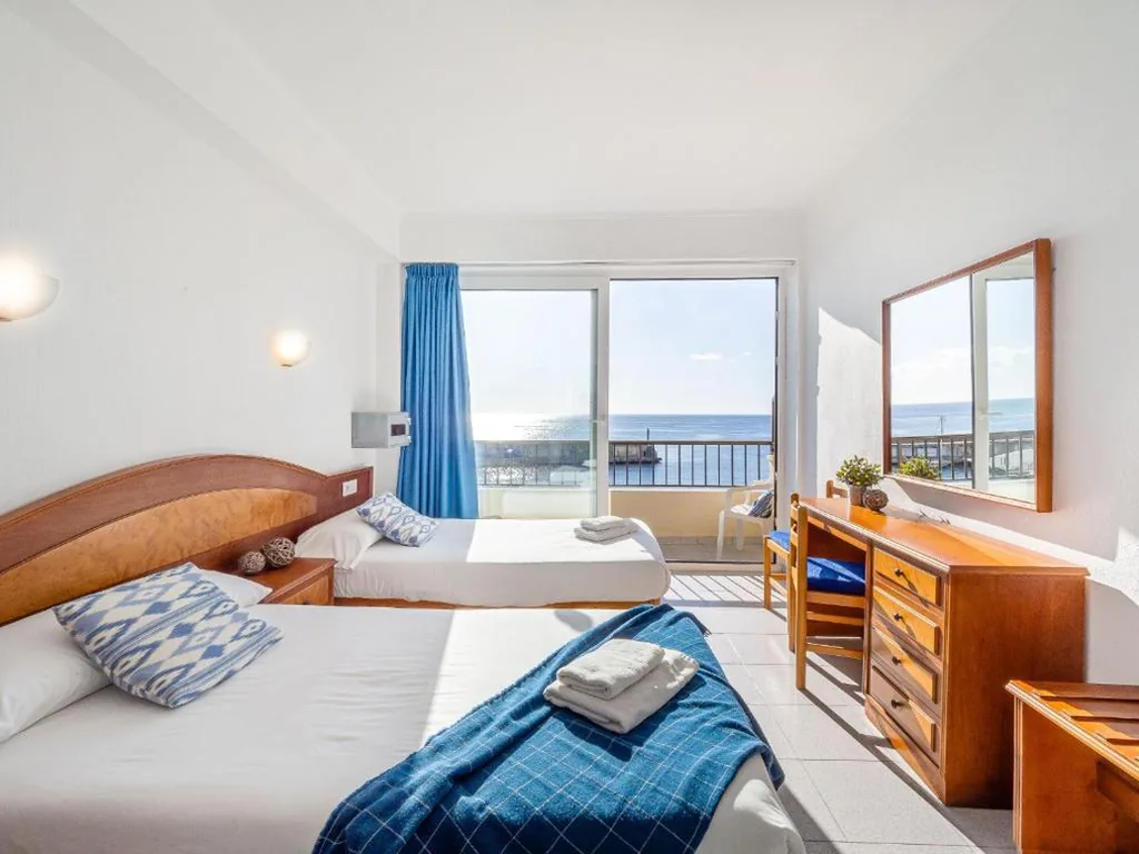 Tweepersoonskamer met uitzicht op zee (2 volwassenen) — Hostal Port Corona
