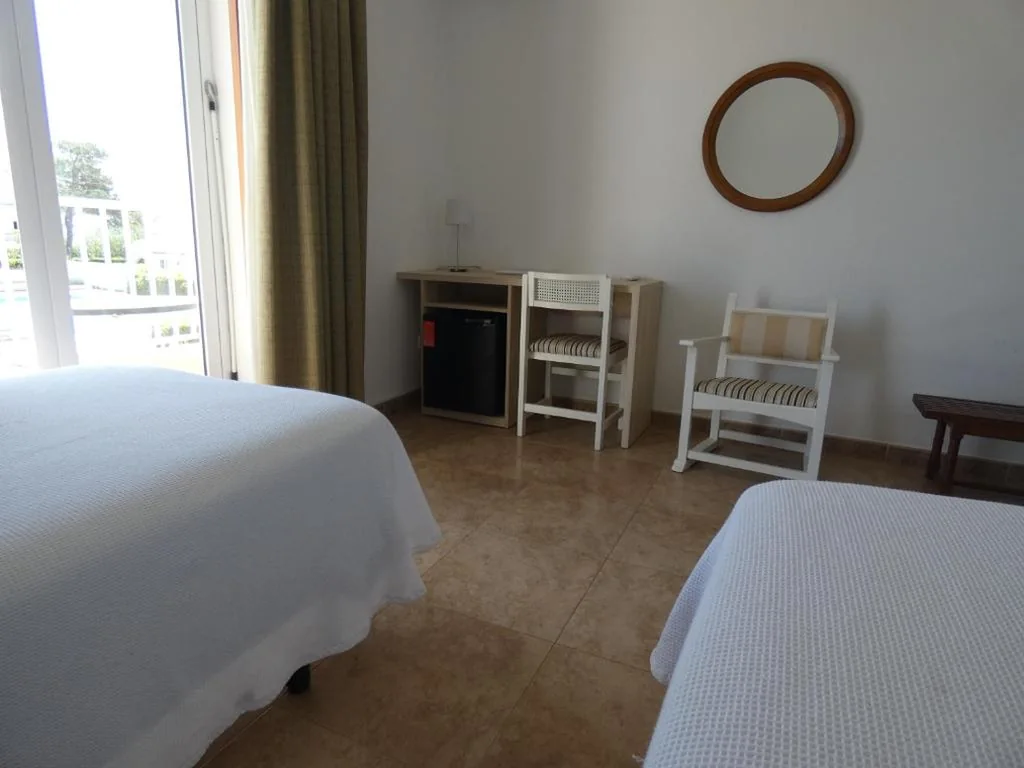 Camera Doppia Economica con 2 letti — Hostal Port Fornells