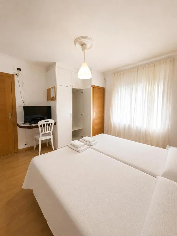 Chambre double avec lits jumeaux — Hostal Porta Santiago
