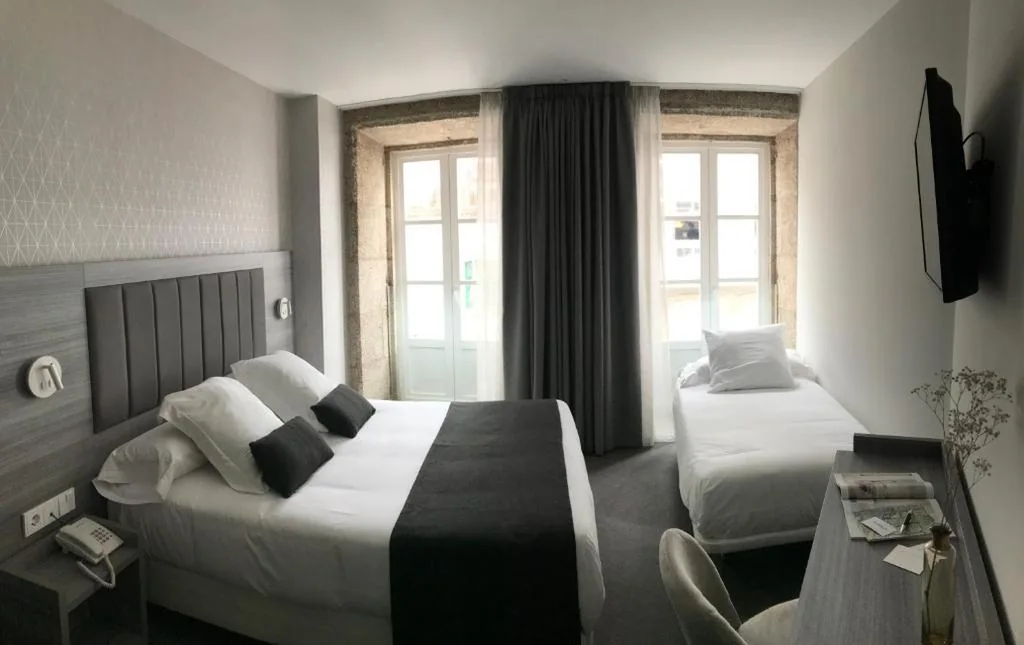 Habitación Doble con cama supletoria — Hostal Pórtico
