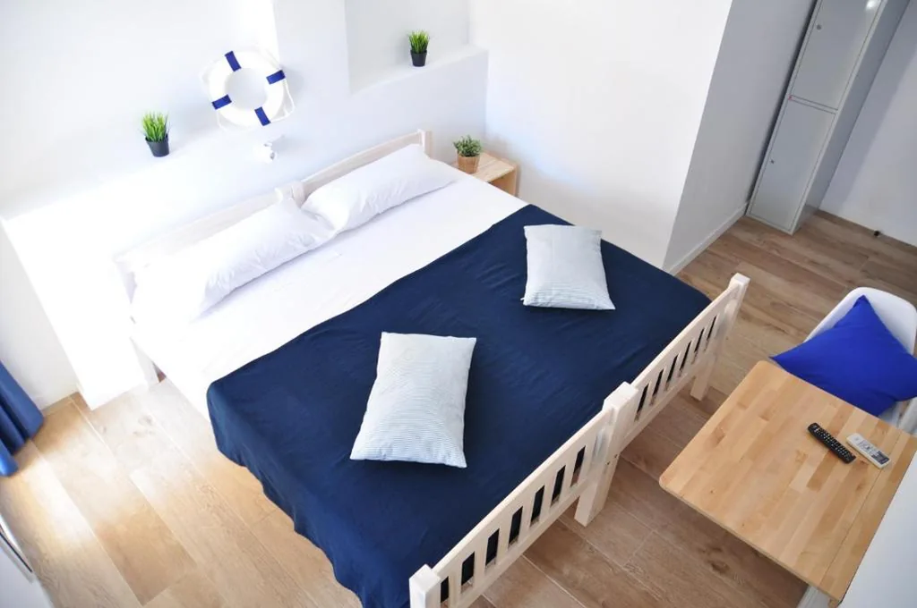 Double Room with Balcony — Hostal Porto Mar