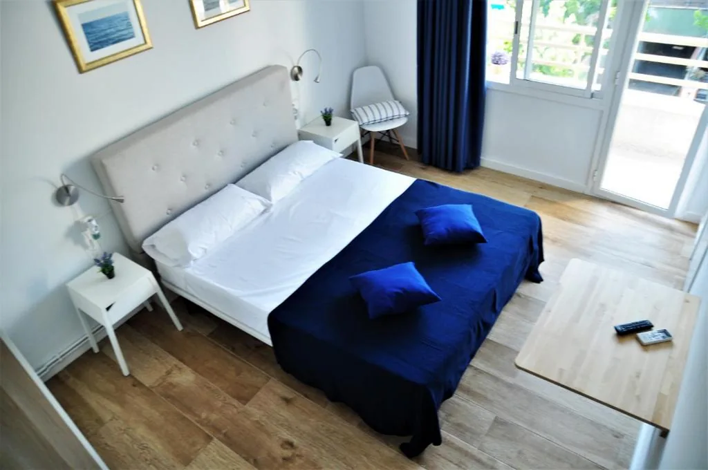 Superior Double Room — Hostal Porto Mar