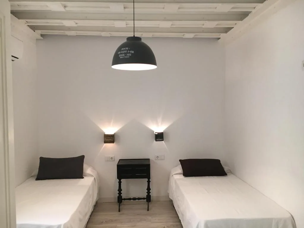共用バスルーム付きダブルルーム（シングルベッド2台） — Hostal Portugal