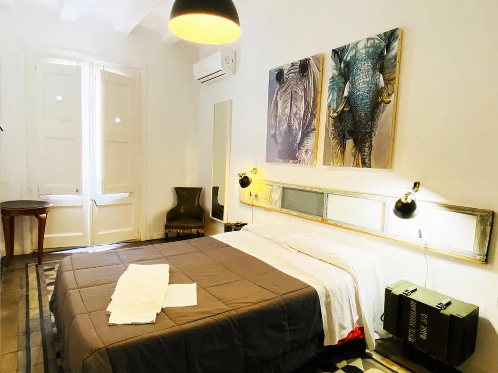 共用バスルーム付きダブルルーム — Hostal Portugal