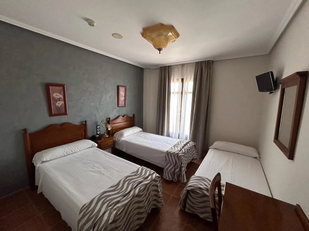 トリプルルーム — Hostal Posada Entreviñas